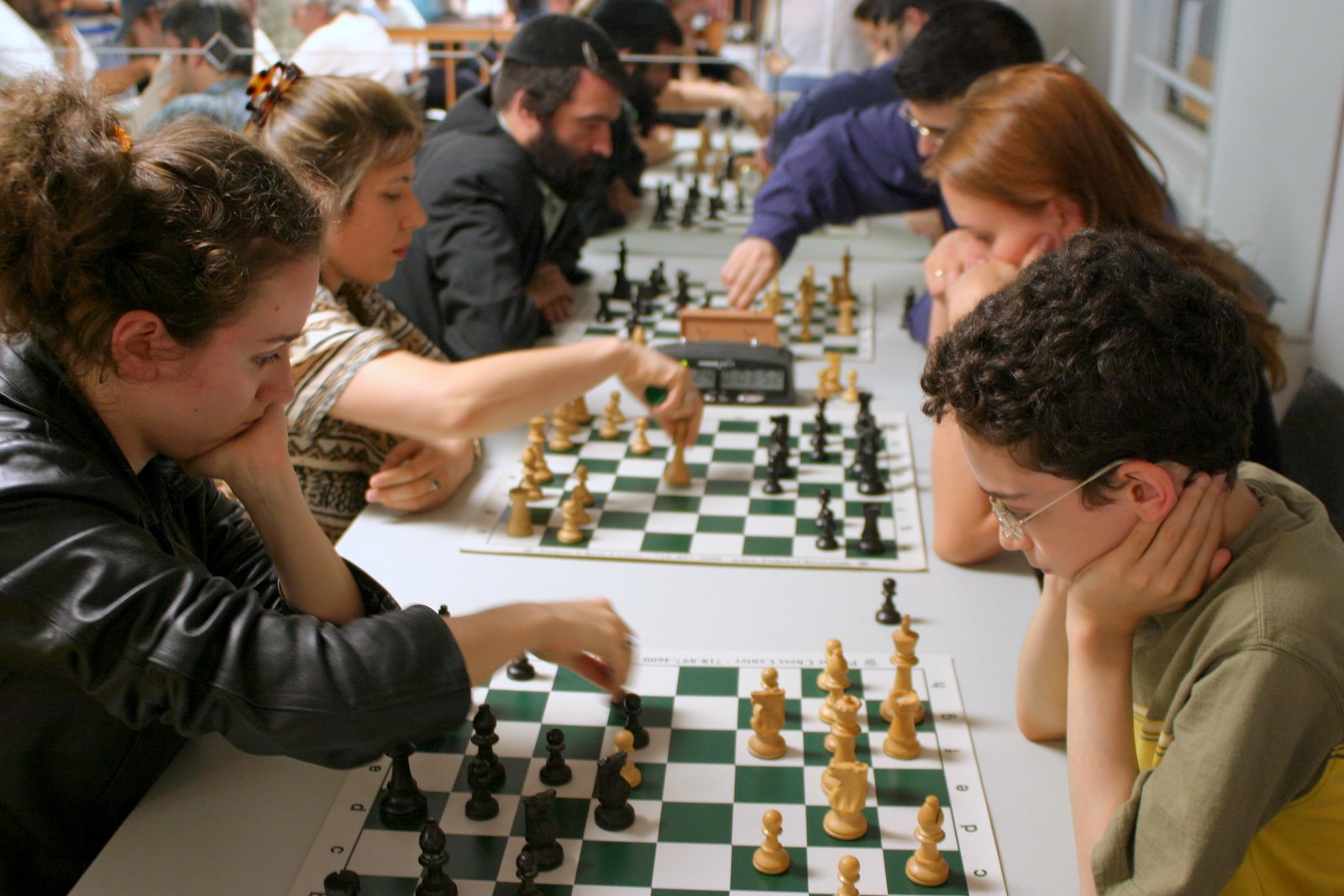 Ребята шахматы играют. Ботвинник и Каруана. Люди играют в шахматы. Человек играющий в шахматы. Играть в шахматы.