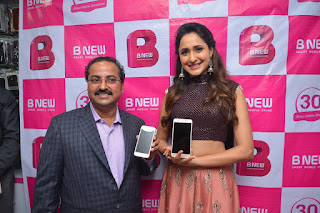 pragya jaiswal bnew mobile store launch 17