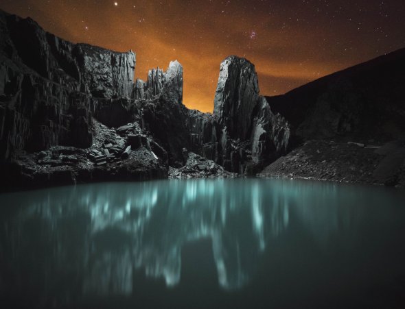 Lux Noctis - As fotografias com paisagens montanhosas noturnas iluminadas por drones de Reuben Wu Reuben Wu arte fotografia paisagens natureza noite luzes drones paisagens