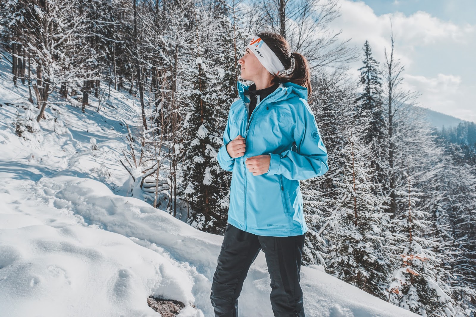 Jak ubrać się na zimowy trekking w górach? Mini poradnik Austria, ubiór w góry, wspinaczka, trekking w górach, ubiór na trekking, jaką kurtkę wybrać w góry, jaką kurtkę hardshell wybrać, blog podróżnicz, jak ubrać się zimą w góry