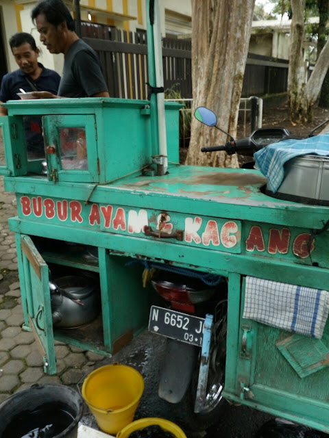 bubur ayam, bubur ayam pak sobari, bubur ayam di malang, kuliner kaki lima malang, kuliner malang, rekomendasi sarapan di malang, rekomendasi kuliner malang, kuliner legendaris malang, bubur prodia, laboratorium prodia, resep bubur ayam, bubur kacang ijo