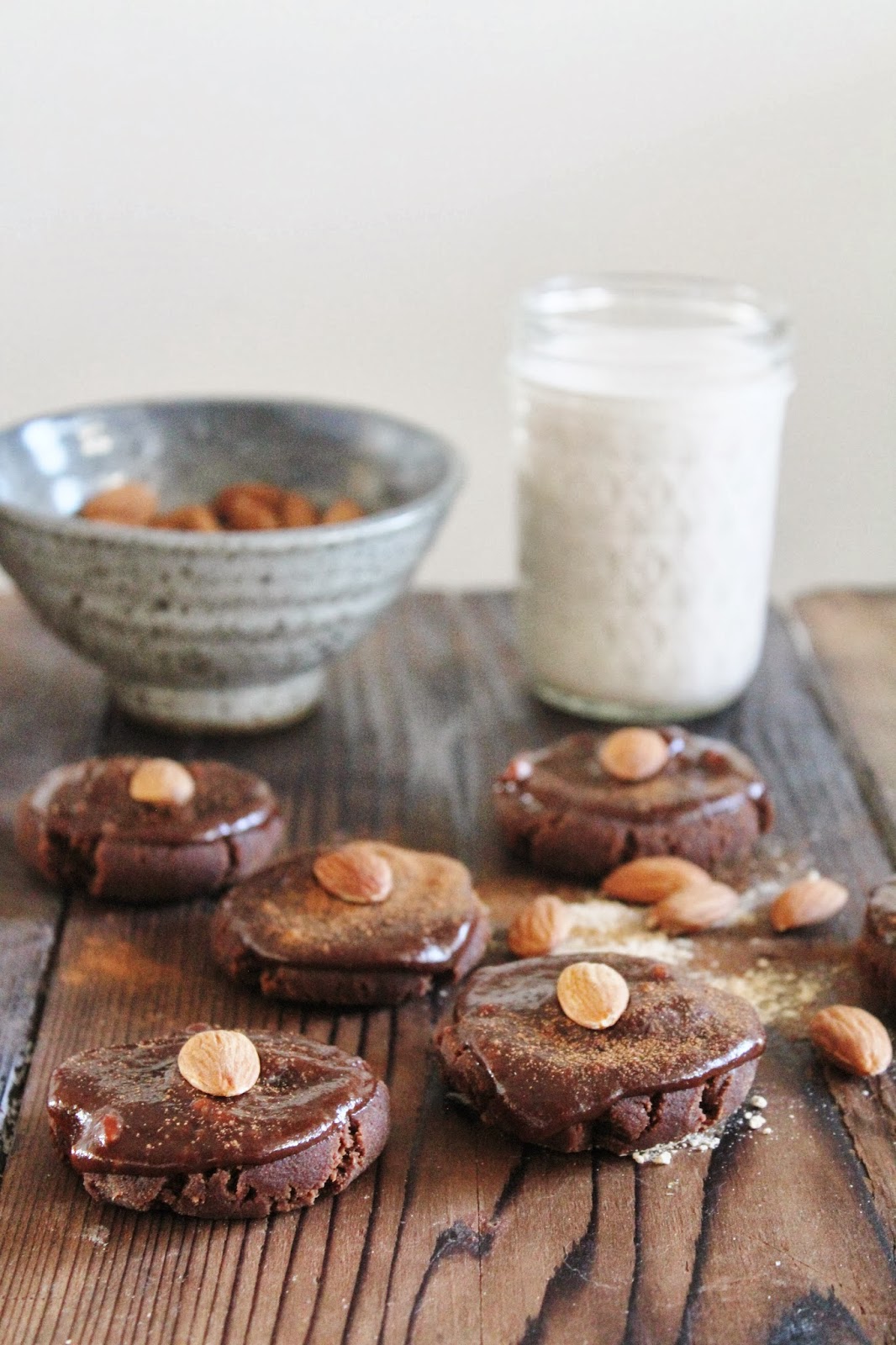 This Rawsome Vegan Life: CHOCOLATE ALMOND COOKIES WITH FUDGY FROSTING