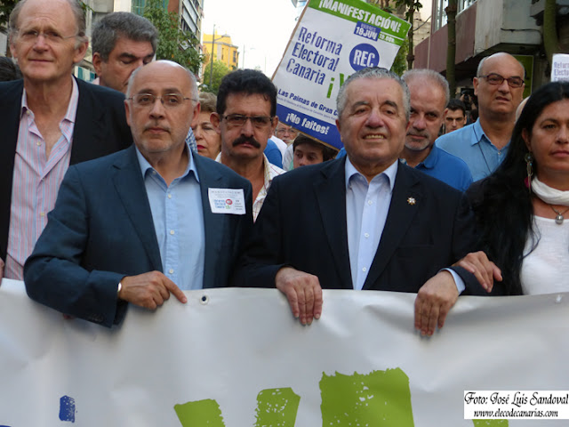 foto manifestación Las Palmas por nuevo sistema electoral en canarias