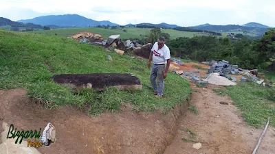 Bizzarri fazendo o que gosta, garimpando pedras na pedreira. Na foto, a pedido de um paisagista, escolhendo pedras para paisagismo com pedras, sendo pedras do tipo naturais para ponte de pedra, banco de pedra, escultura de pedra e lagos com pedras.