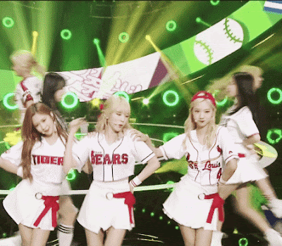 당장 야구장 시구하러 가도 될 오늘자 우주소녀 코디 | 인스티즈