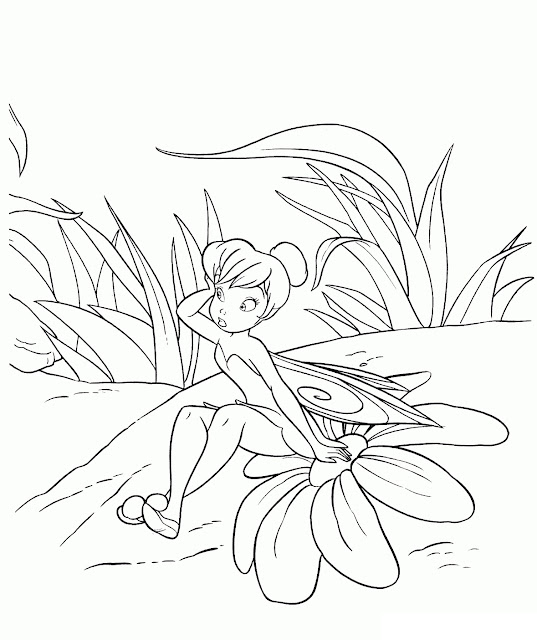 tinkerbell çiçeğin üstünde oturuyor