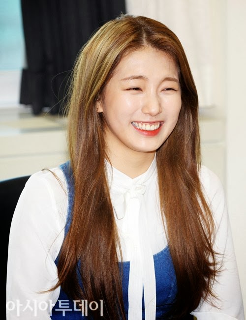 Suzy's bright smile brings happiness to children | Daily K Pop News