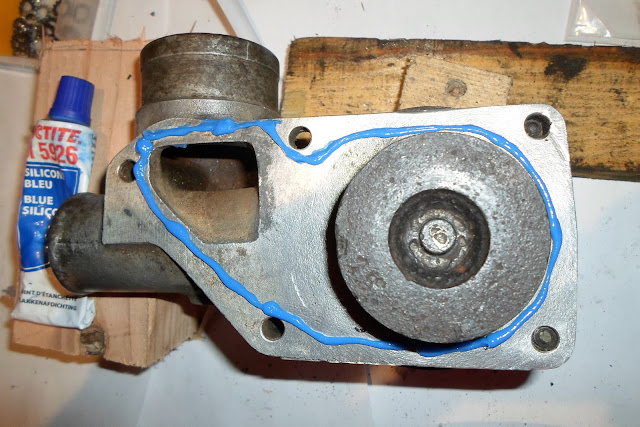 joint Loctite bleu sur pompe joint Loctite bleu sur pompe Peugeot 203