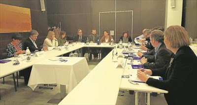 La alcaldesa de Córdoba, Isabel Ambrosio, presidió ayer en Madrid una intensa jornada de trabajo de la Red de Juderías con la celebración de una mesa de presidencia y las asambleas generales extraordinaria y ordinaria, en la que se culminó definitivamente el proceso de reforma de la red con la ubicación de la sede y el archivo en Córdoba (plaza de Maimónides), la aprobación definitiva de unos nuevos estatutos y un reglamento económico, y la normalización en las relaciones con organismos e instituciones con la renovación de diferentes convenios.