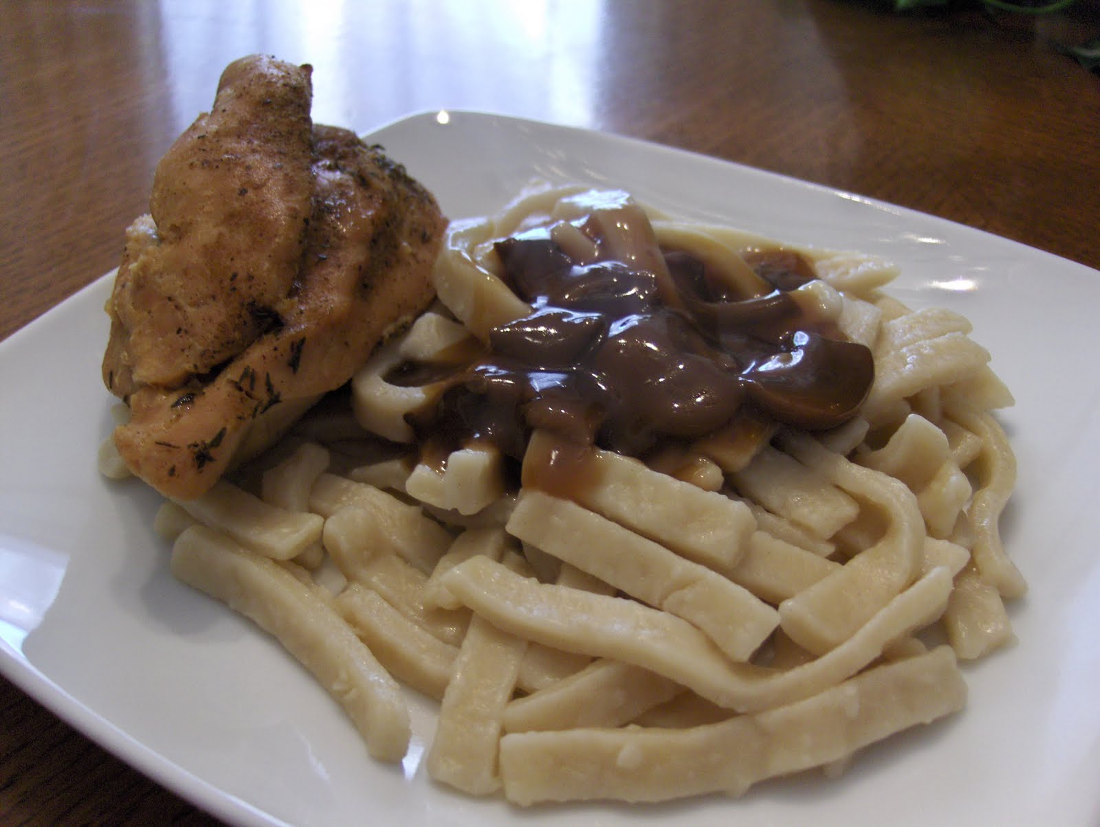 Diab2Cook: Chicken and Egg Noodles Topped with Brown Mushroom Gravy