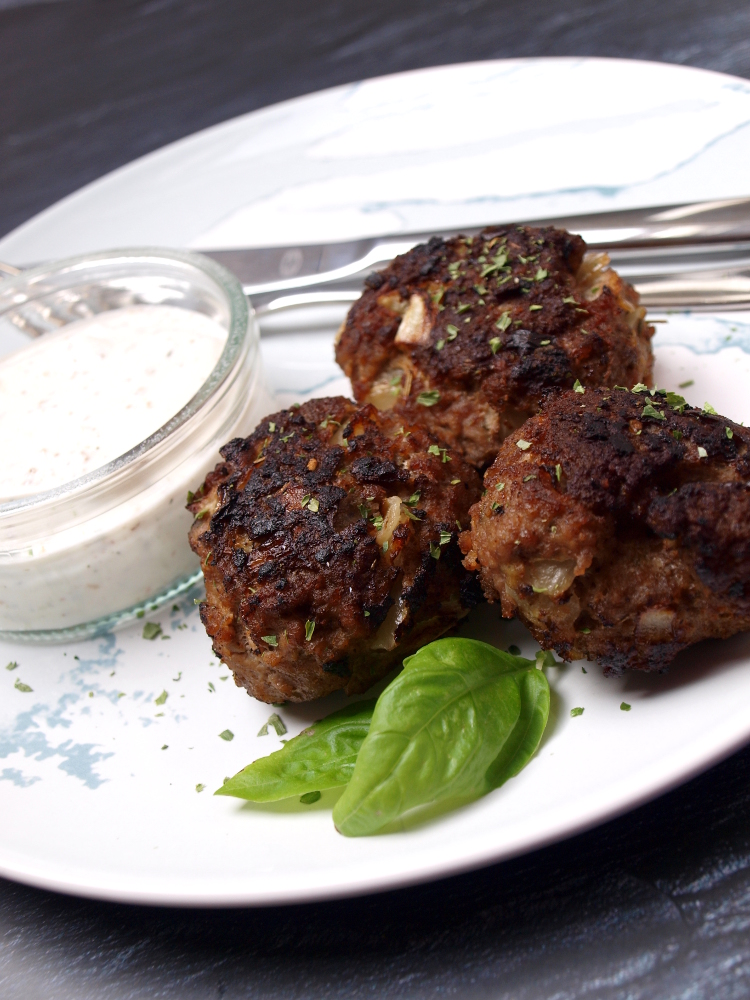 Rezept // Griechische Hackbällchen mit Dip | CHAMY.AT // BE HAPPY BE ...