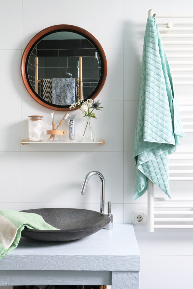 Detalles que marcan la diferencia en el baño Accesorios mint y madera para el baño