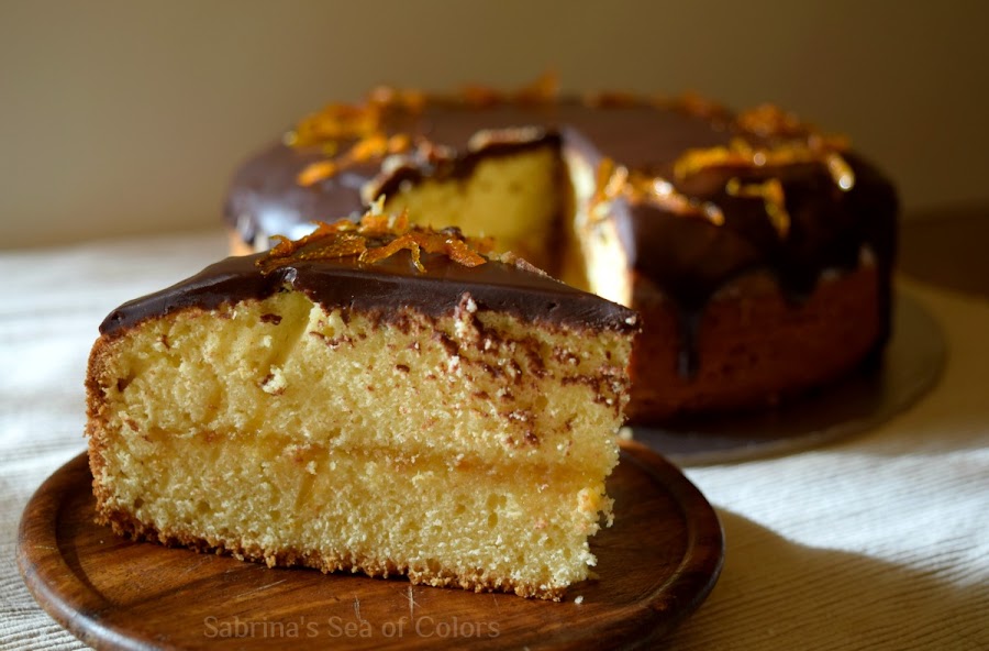 trozo de pastel de naranja y chocolate 