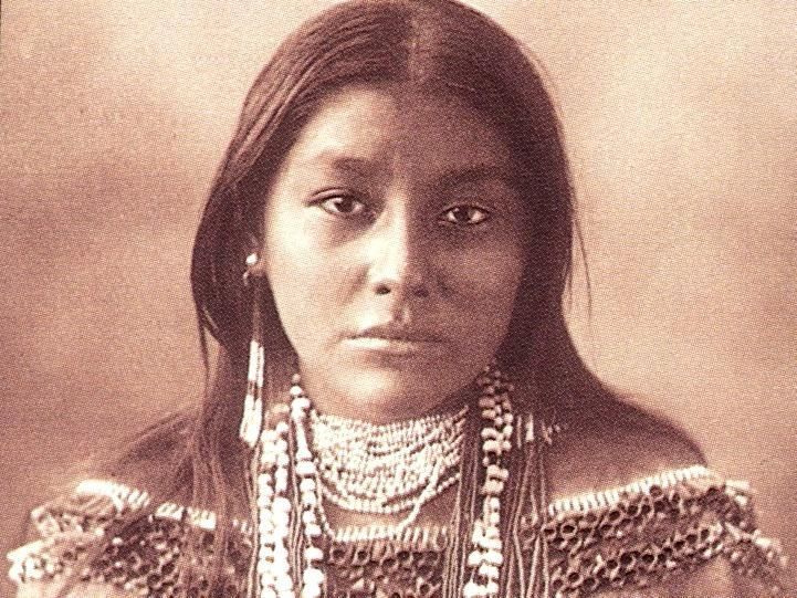 Native American Indian Pictures: Blackfoot Indian Woman