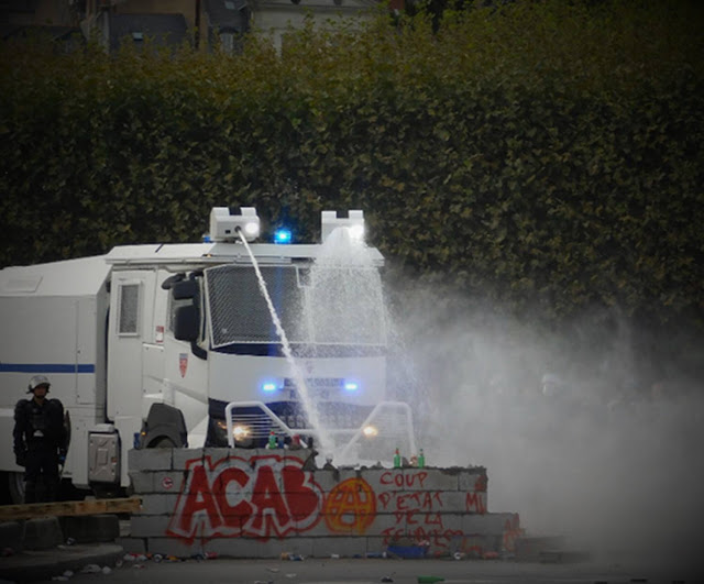 nous sommes hostiles, leur bienveillance veut nous enterrer la bienveillance est un principe économique, c'est la surveillance morale et la morale est le nihilisme des impuissants des impotents des nous ne pourrons jamais converser / il faut les détruire nantes mur contre canon à eau