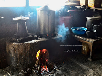 Tungku menggunakan kayu bakar untuk memasak Kupat Tahu Mangunreja. Tungku menggunakan kayu bakar untuk memasak Kupat Tahu Mangunreja.