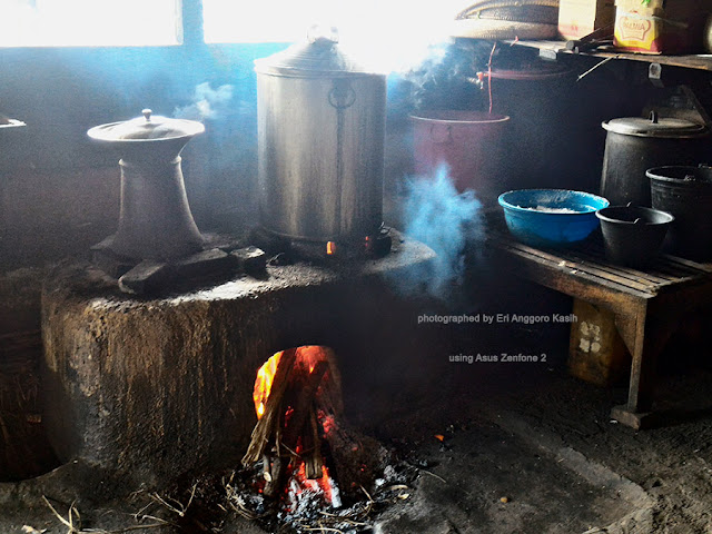 Tungku menggunakan kayu bakar untuk memasak Kupat Tahu Mangunreja. Tungku menggunakan kayu bakar untuk memasak Kupat Tahu Mangunreja.