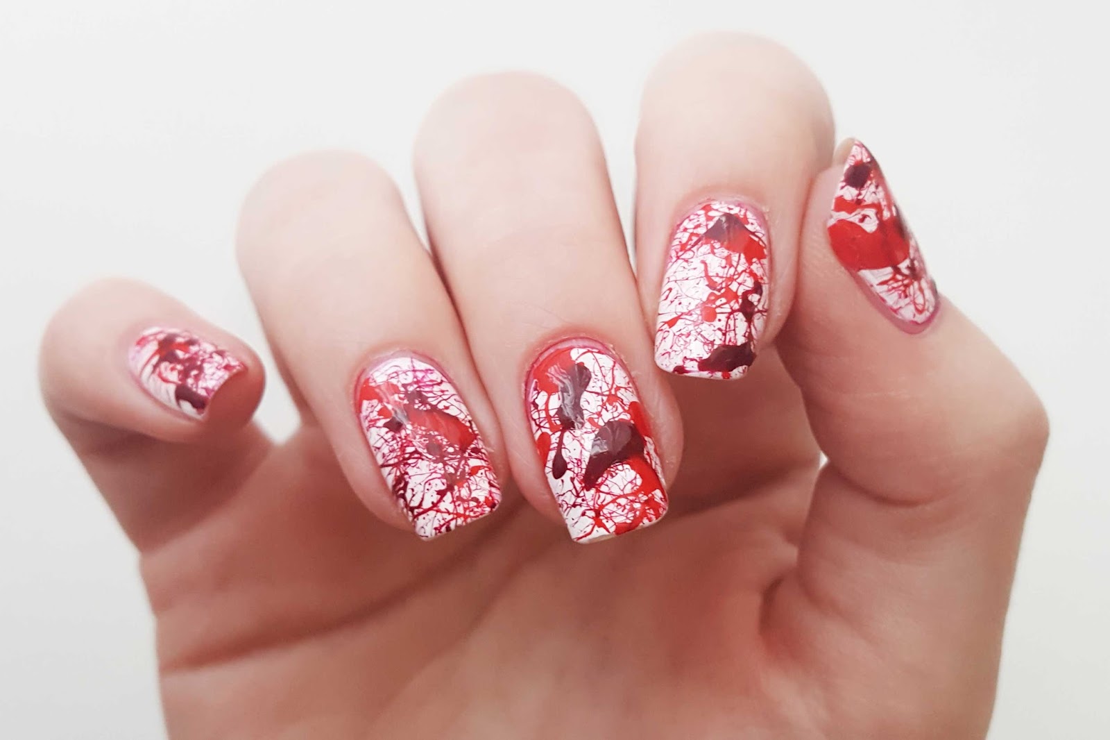 Tutorial Blood Splatter Nails Manitober Blogger S Halloween Puderperlen