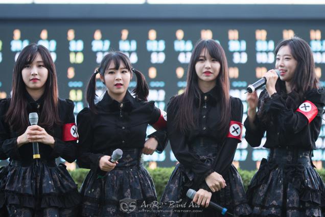 Pritz es un grupo surcoreano de pop-metal con un vestuario similar al uniforme nazi