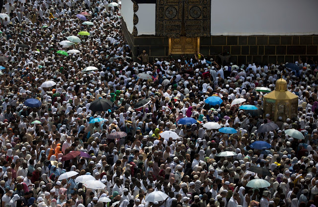 Peregrinos muçulmanos em torno da Kaaba, o edifício cúbico na Grande Mesquita, à frente da peregrinação anual (Hajj), na cidade sagrada muçulmana de Meca.
