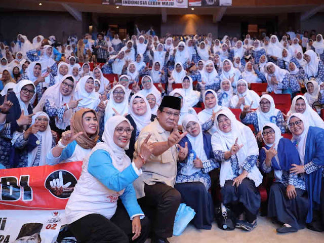 Prabowo Subianto Janji Penuhi Permintaan Emak-emak dari FKMT dan API Prabowo Subianto Janji Penuhi Permintaan Emak-emak dari FKMT dan API