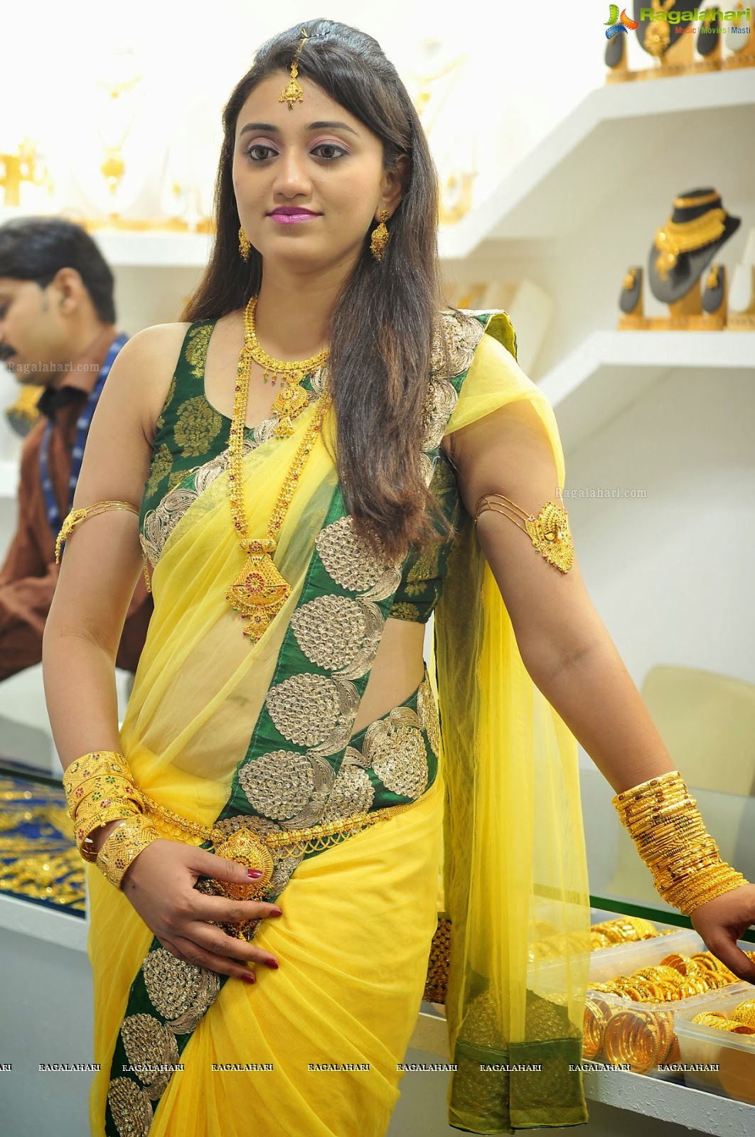 Dressing Below Navel Saree: Ruchika Hot Saree Navel