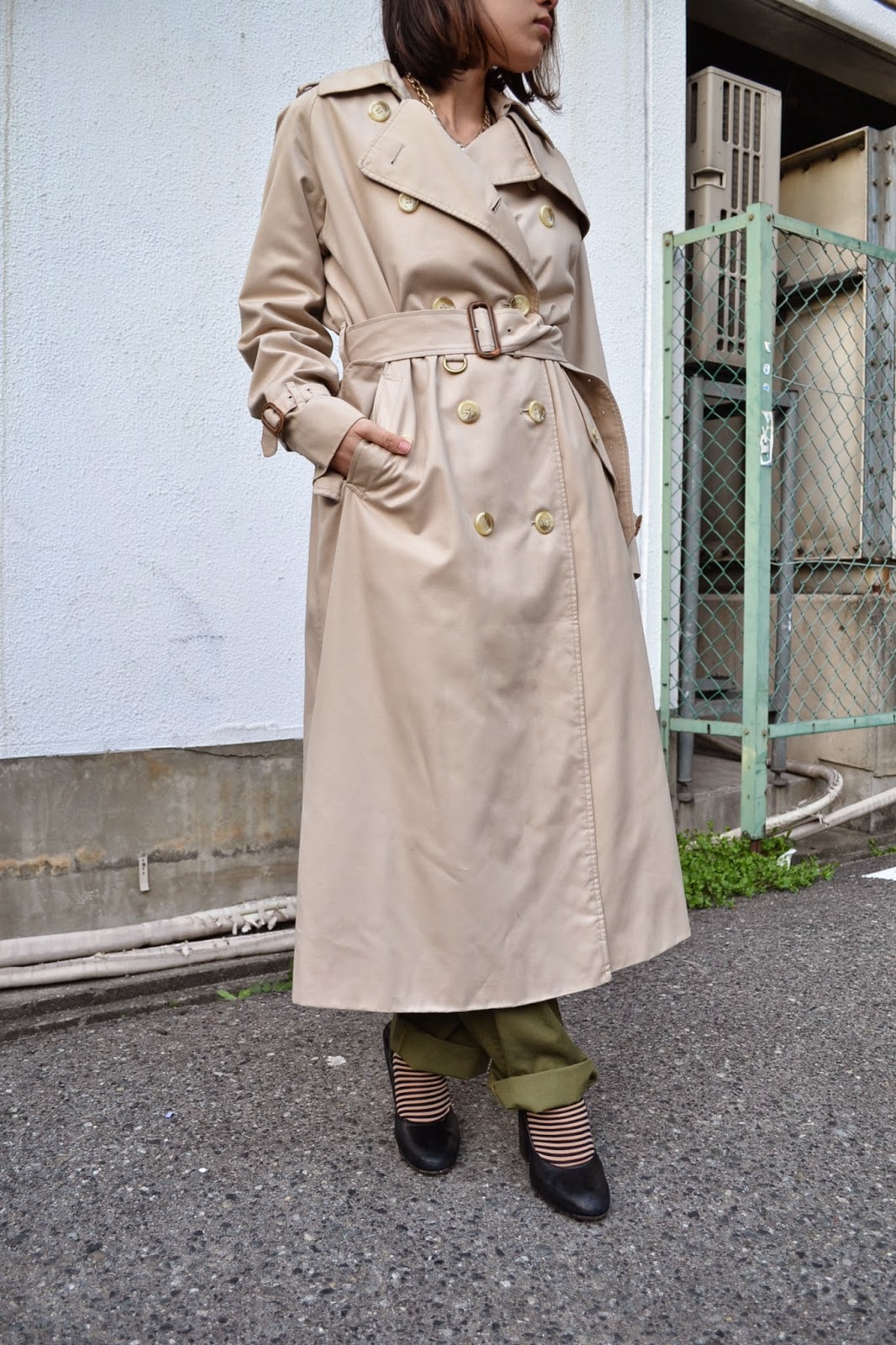 Burberrys trench coat!! LARA VINTAGE & LARA ANTIQUE BLOG