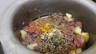 add-dried-ingredients-into-the-mince-potato-curry
