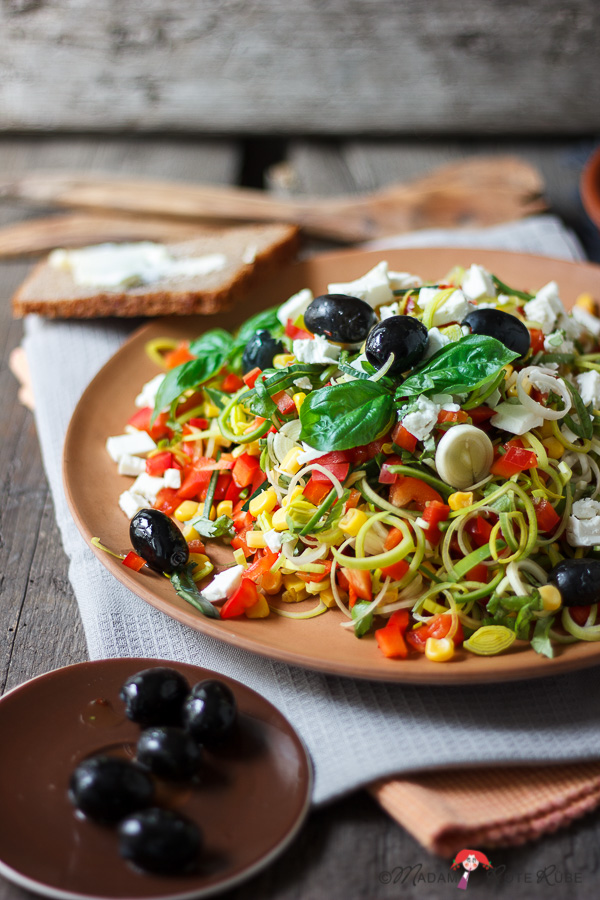 LAUCHSALAT MIT OLIVEN UND SCHAFSKÄSE-FETA ALS DER PERFEKTE BEGLEITER