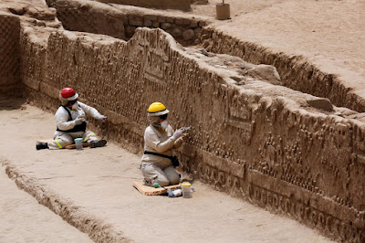 Σπάνια ξύλινα αγάλματα ηλικίας 800 ετών βρέθηκαν σε ανασκαφή στο Περού
