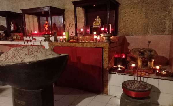Suasana Malam Hari di Vihara Sian Jin Ku Poh Tonjong Suasana Malam Hari di Vihara Sian Jin Ku Poh Tonjong