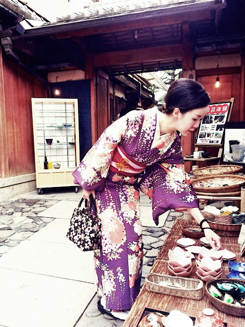 For better walking, it's advised that your heals should extend 2 to 3 cm hanging over the end of the geta, so it's align to your centre of gravity directly over the back teeth of the sole. www.meheartseoul.blogspot.sg | Okamoto Kimono Rental