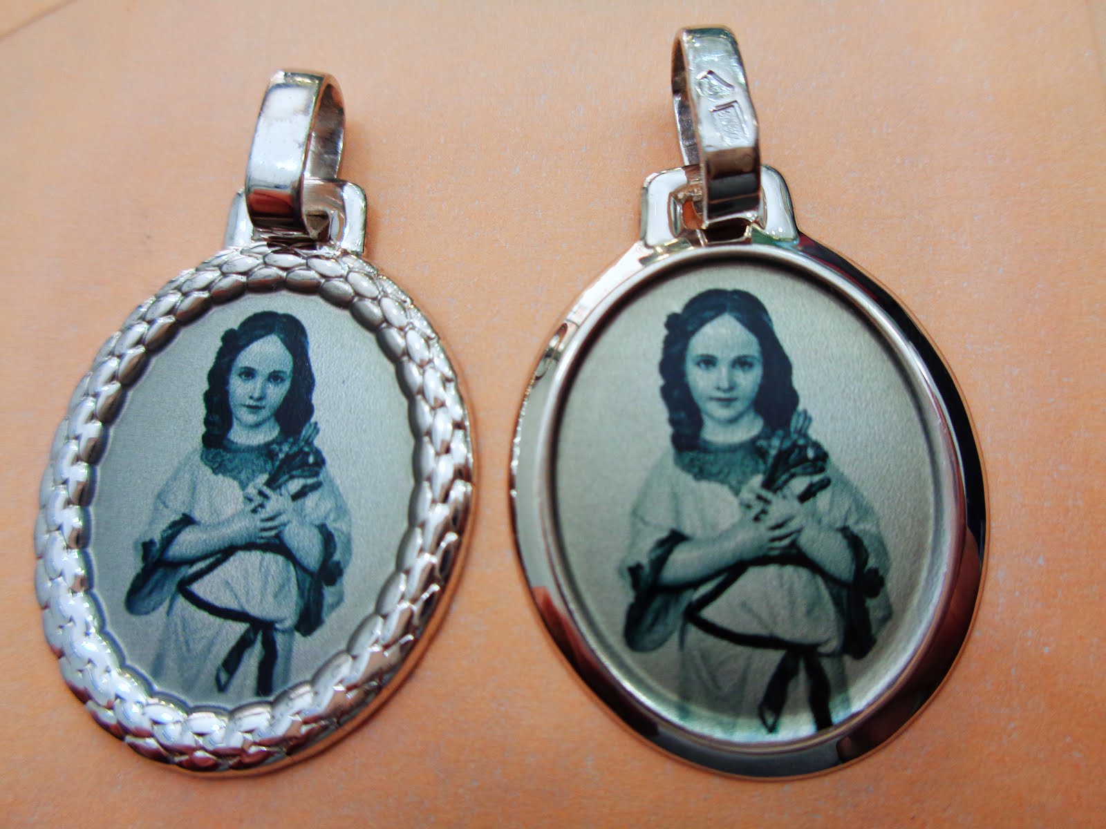 Medallas de plata esmaltadas con la Virgen Niña