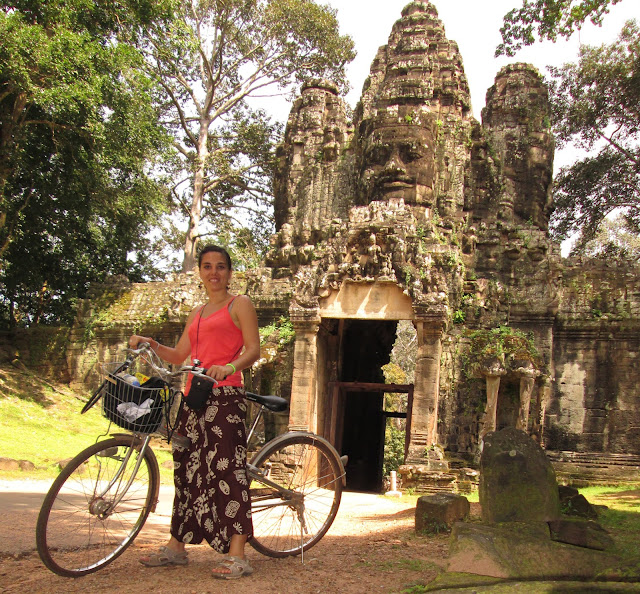 Mi bici y yo en la puerta de la Victoria de Angkor Thom La puerta de la Victoria de Angkor Thom, Camboya