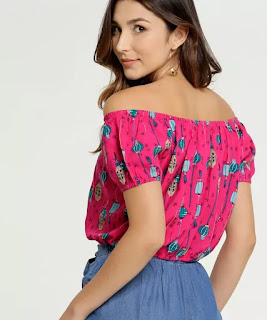 Moda: Blusa Cropped Ombro a Ombro Estampada Blusa feminina modelo cropped, confeccionada em tecido malha. Possui decote ombro a ombro com elástico, manga curta, tira para amarração frontal decorativa, estampa diferenciada, acabamento em costura no tom.