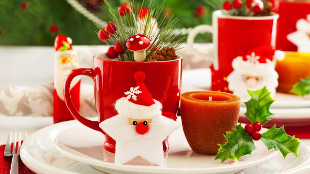 Kerstversiering op de tafel
