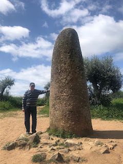 Menhir aislado en el Cromlech de los Almendros. Évora. Portugal