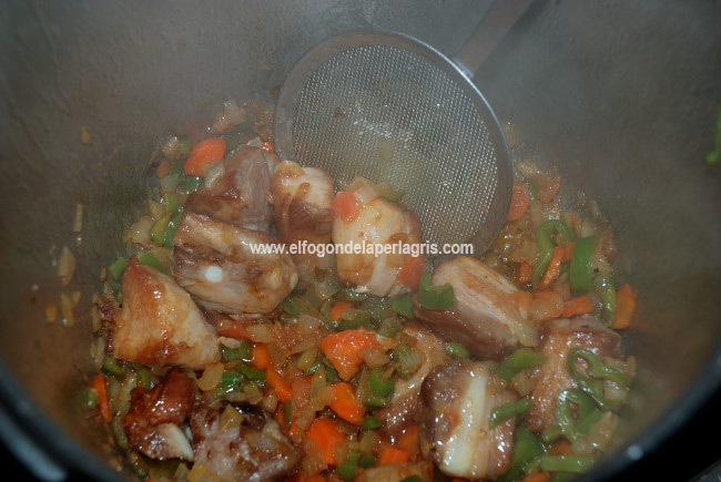 Agregar la carne al sofrito Agregar la carne al sofrito