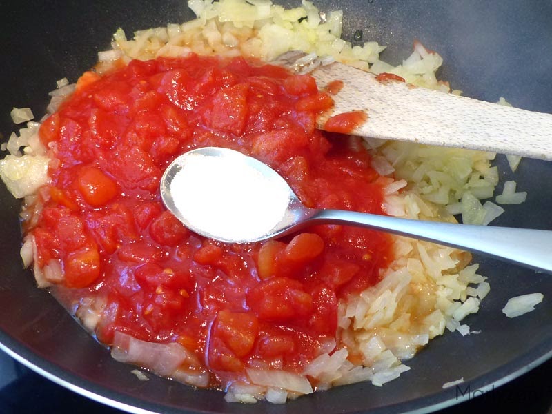 Ajoutez les tomates et le sucre.