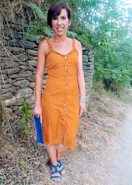 ¿Cómo combinar un vestido mostaza? Ideas de complementos y maquillaje 03 complementos azul eléctrico