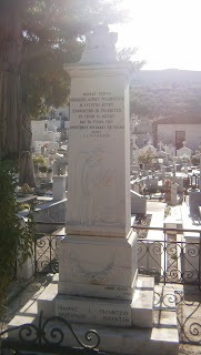 το ταφικό μνημείο της οικογένειας Πιλαφιτζή στο νεκροταφείο Ναυπλίου