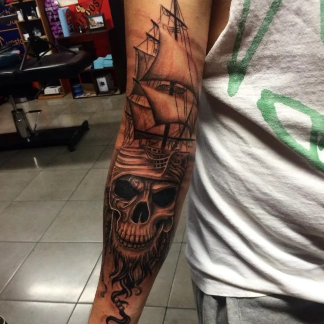tatuajes de barco pirata en el brazo