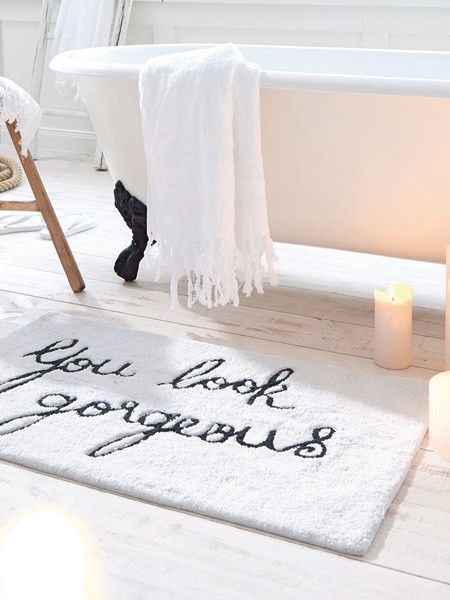 El estilo a tus pies con las alfombrillas mas trendy para el cuarto de  baño