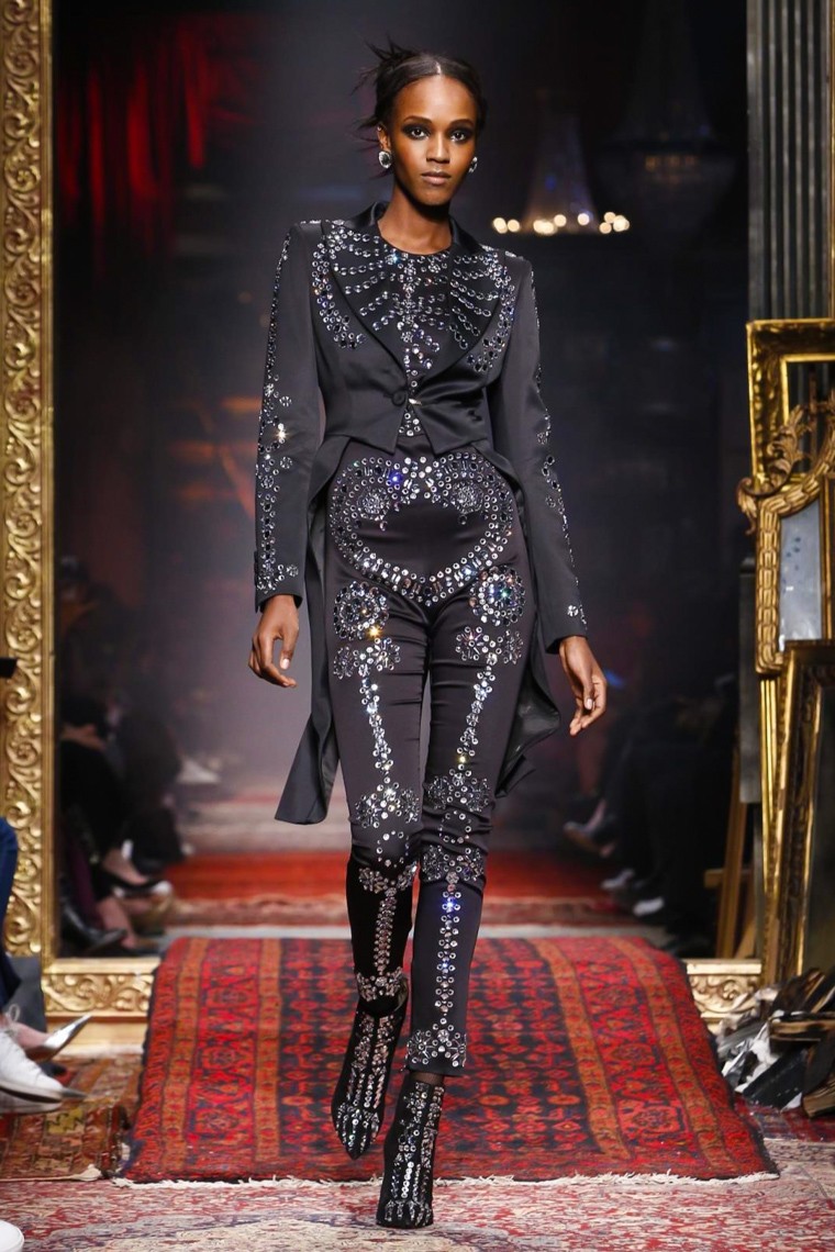 Moschino Fall/Winter 2016-2017 RTW MFW moschino-fall-winter-2016-2017-collection-milan-fashion-week, moschino-fall-winter-2016-2017, moschino-fall-winter-2016, moschino-fall-winter-2017, moschino-fall-2016-2017, moschino-fall-2016, moschino-fall-2017, moschino-teddy-bear, ours-moschino, coque-moschino, du-dessin-aux-podiums, dudessinauxpodiums