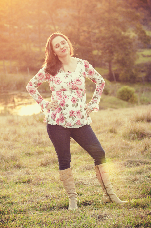 Skinny jeans, bata floral e botas Skinny jeans, bata floral e botas