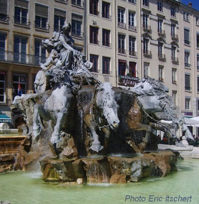 Lyon, Sculptures, Place des Terreaux, fontaine Bartholdi, Frédéric Bartholdi, 