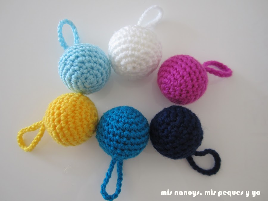 mis nancys, mis peques y yo, guirnalda con bolas de crochet, bolas de cada color