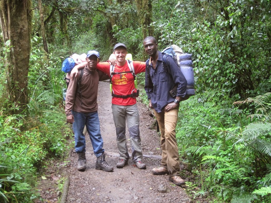 ENLACIMA-Lipe-con-dos-guías-tanzanos-Kilimanjaro-Ruta-Machame
