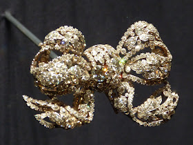 Queen Mary's Dorset bow brooch in a Royal Welcome  2015 exhibition at Buckingham  Palace   Photo © Andrew Knowles