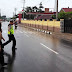 Meski Kondisi Hujan, Anggota Satlantas Polres Aceh Timur Tetap Menjalankan Tugasnya